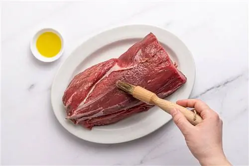 смазывание говяжьей вырезки маслом