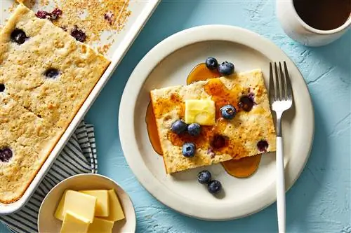 запеченные в духовке блины с маслом, сиропом и черникой