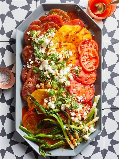 Салат из помидоров с соусом Queso Fresco, жареным зеленым луком и соусом Guajillo Chile Салат из помидоров с соусом Queso Fresco, жареным зеленым луком и соусом Guajillo Chile