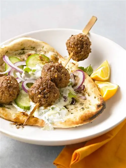 Фрикадельки с огуречным соусом на лепешках