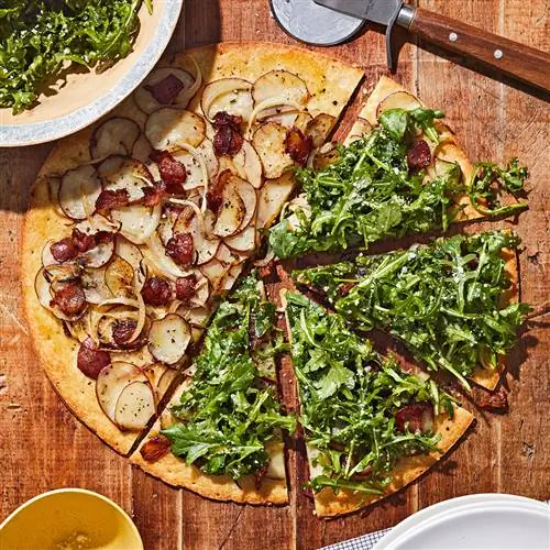 Картофель, бекон и лепешки с рукколой, нарезанные ломтиками