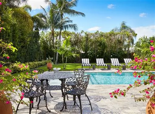 патио у бассейна в стиле пальмового пляжа