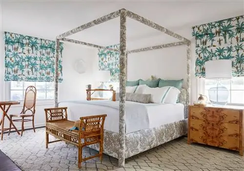 Спальня в стиле пальмового пляжа с мягкой кроватью и окнами из пальмовых листьев