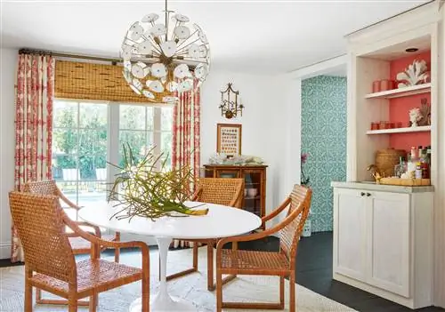 столовая в стиле пальмового пляжа