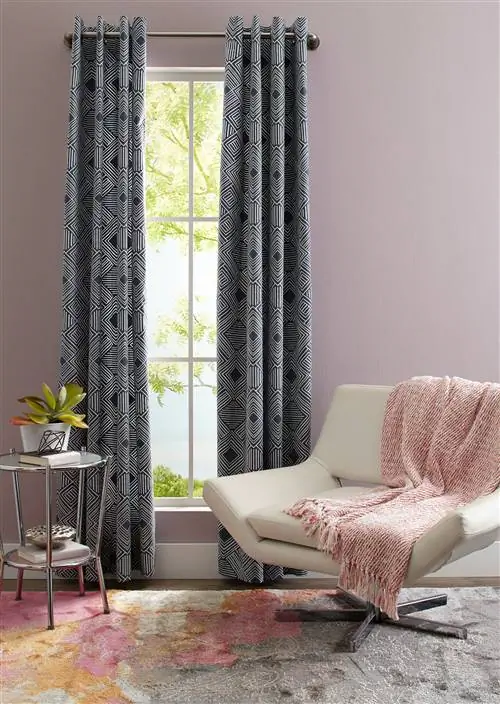 белый стул перед окрашенной в лавандовый цвет стеной