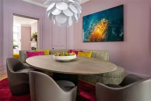 столовая с лавандовыми стенами