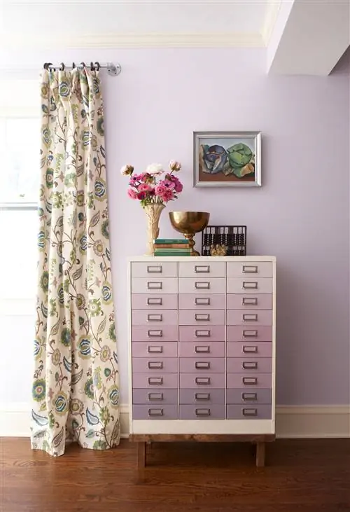 фиолетовый комод рядом с фиолетовой стеной