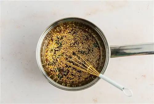 Добавьте поджаренные семена кунжута, поджаренное кунжутное масло и коричневый сахар в корейский соус для стейков.
