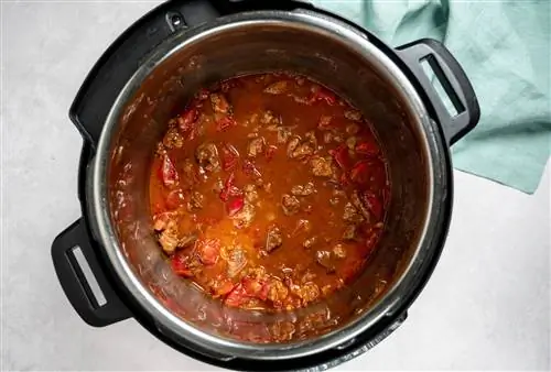 луковая смесь, мясо и томатная паста в мультиварке