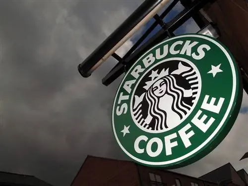 Знак Starbucks за пределами кафе