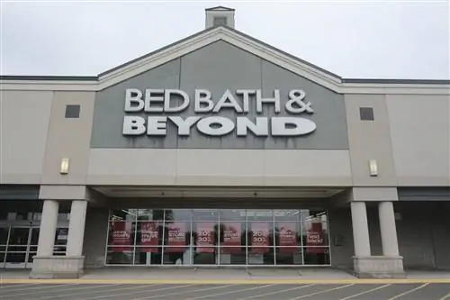 Кровать Bath & Beyond с табличками о закрытии продаж на окнах