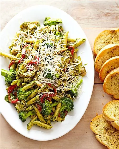 Жареный цыпленок с соусом песто пенне