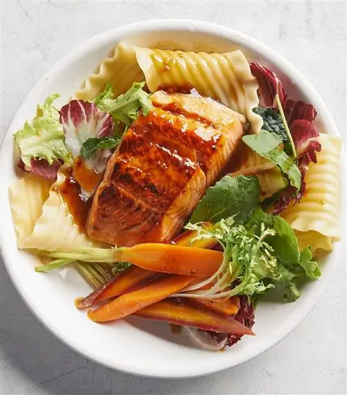 Пикантный салат с пастой из лосося