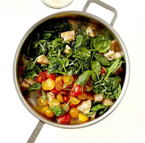 Куриная сковорода с помидорами и базиликом