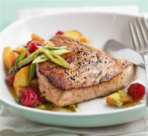 Тунец и фруктовая сальса