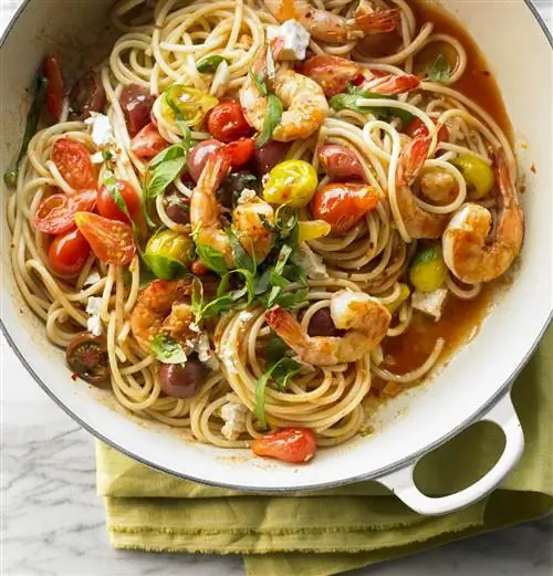 Букатини с креветками и острым соусом из помидоров черри