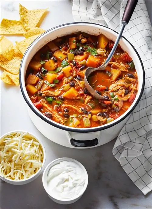 белая банка Chipotle Chicken-Squash Chili