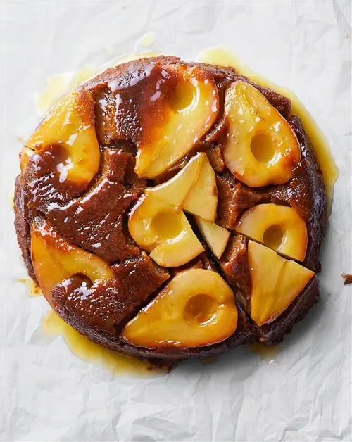 Торт с карамелизированной грушей на сковороде