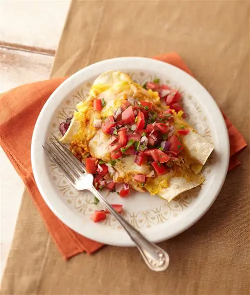 Энчиладас из тыквы, фасоли и курицы