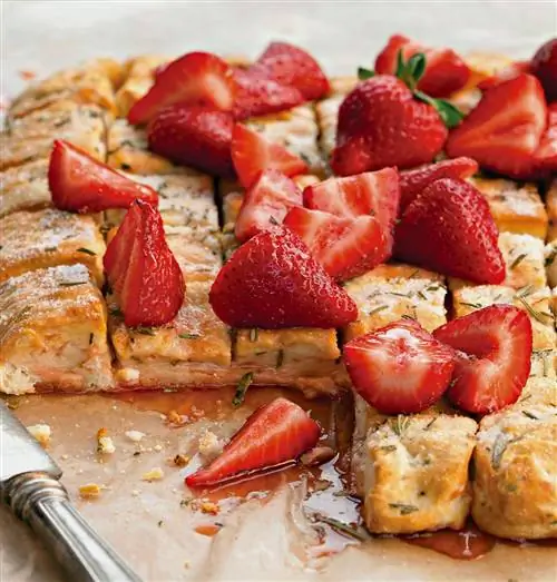 Пицца с розмарином и клубникой