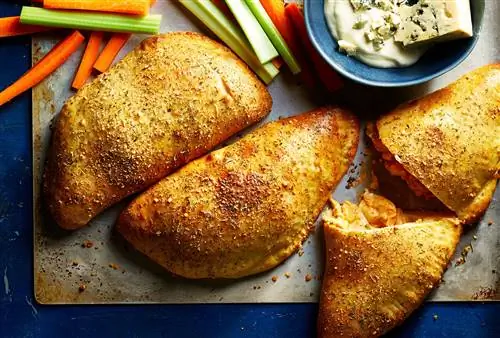 Кальцоне с курицей Баффало