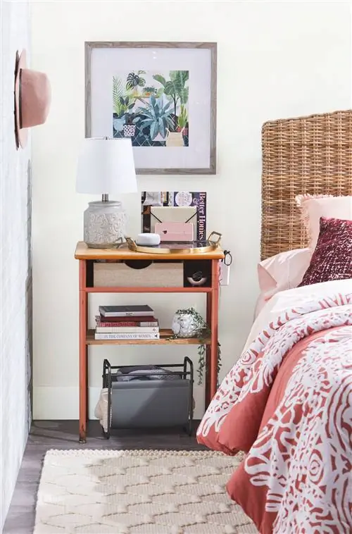 деревянный столик рядом с кроватью