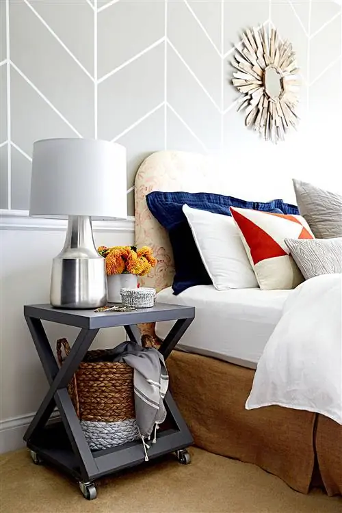 Спальня с геометрическими стенами и прикроватной тумбочкой