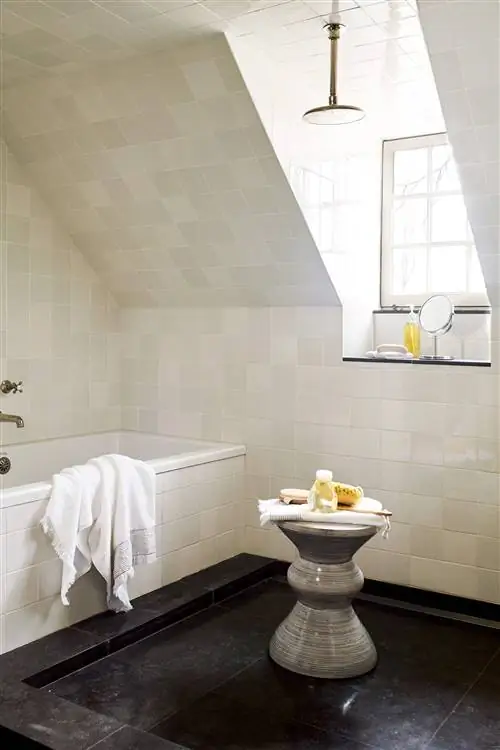 душевая с белой плиткой