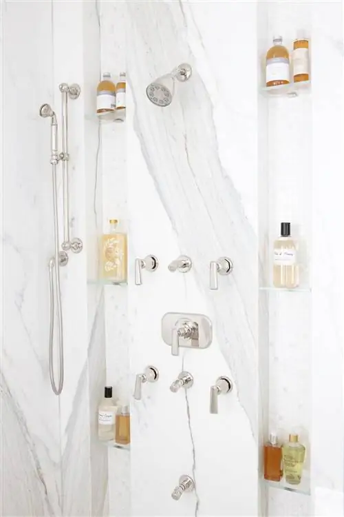 мраморная душевая со встроенными стеклянными полками