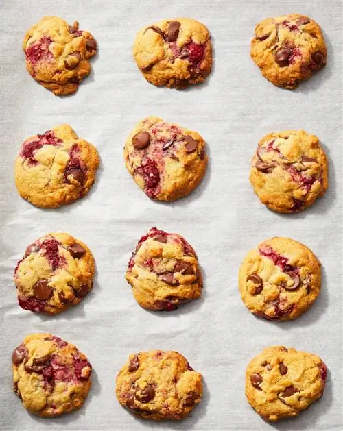 Шоколадно-малиновые драже на пергаментной бумаге