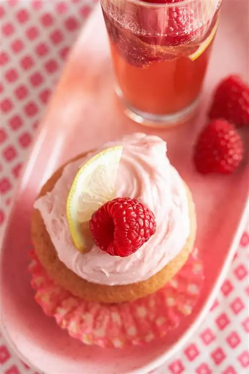 Кексы с малиной и лимонадом