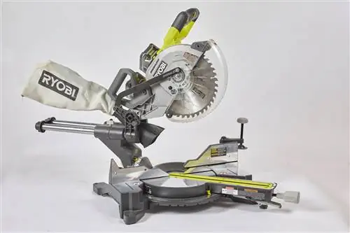 торцовочная пила ryobi на белом фоне