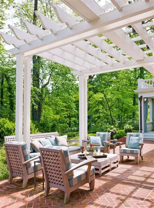 кирпичный дворик синяя полосатая мебель белая пергола