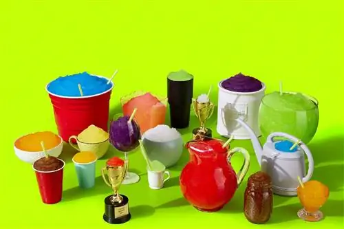 Множество контейнеров для напитков, наполненных Slurpee.