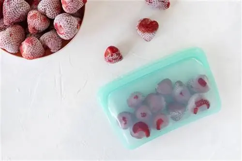 замороженная клубника в многоразовом силиконовом пакете