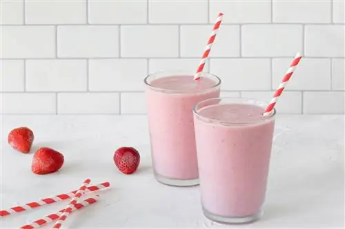 два стакана клубничного смузи