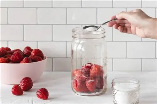 клубника в стеклянной банке, посыпанная сахаром