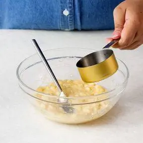 с помощью мерного стакана с банановым пюре