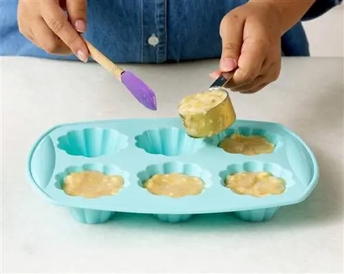 выкладываем банановое пюре в форму для маффинов