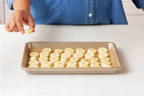 ломтики банана на сковороде с подкладкой для заморозки