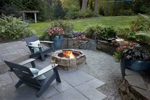 стулья и место для костра с подпорной стеной