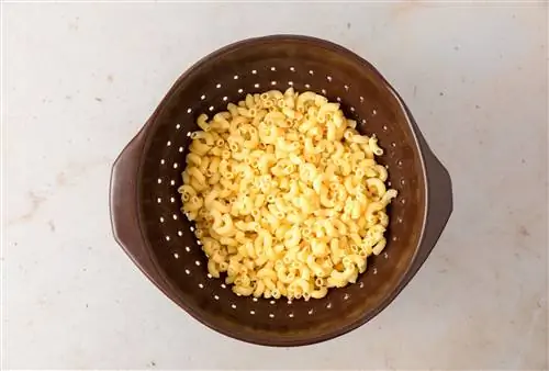 отварные макароны в ситечке