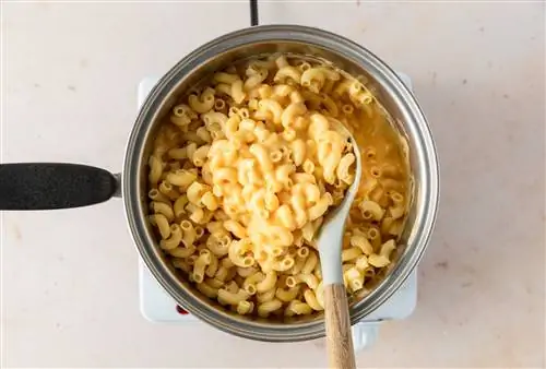 вмешать макароны с сыром в сырный соус