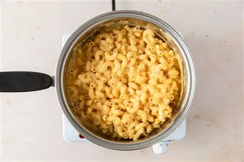 готовые макароны с сыром в горшочке