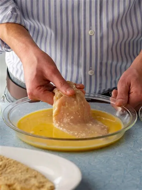 Обмакнуть курицу во взбитое яйцо