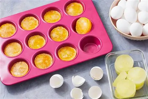 замороженные и сырые яйца готовятся к заморозке