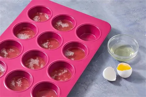 сырые яичные белки в розовой форме для маффинов