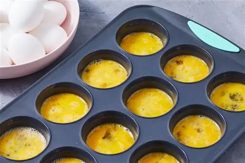 взбитые сырые яйца в форме для маффинов