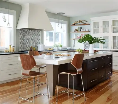 кухня с большим островом и деревянным полом