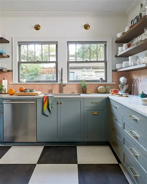 кухня серо-зеленые шкафы розовый фартук